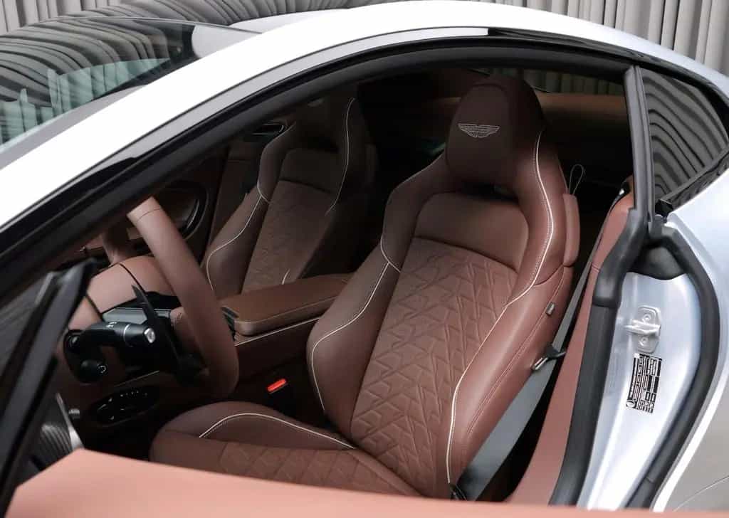 Aston Martin Vanquish 10/2024-photo-9