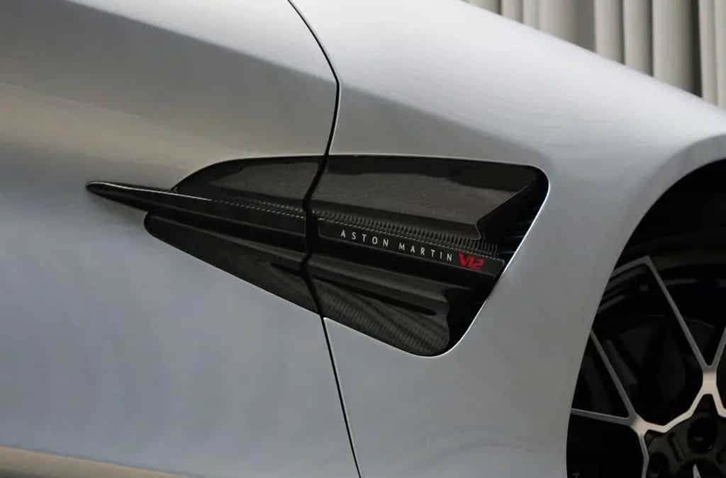 Aston Martin Vanquish 10/2024-photo-16