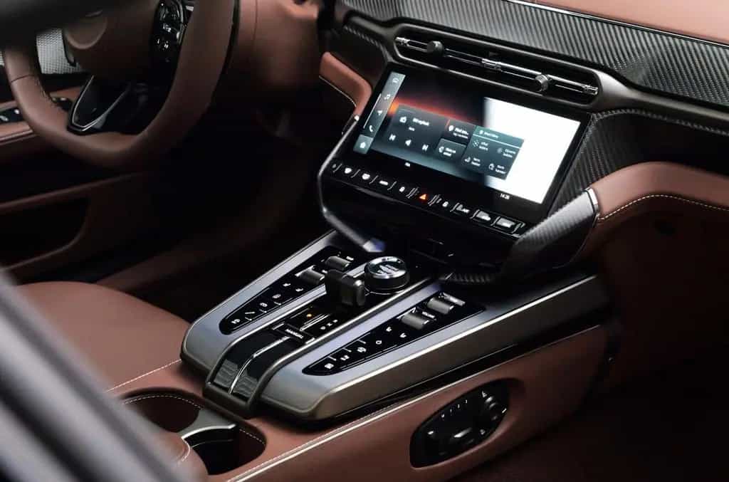 Aston Martin Vanquish 10/2024-photo-17