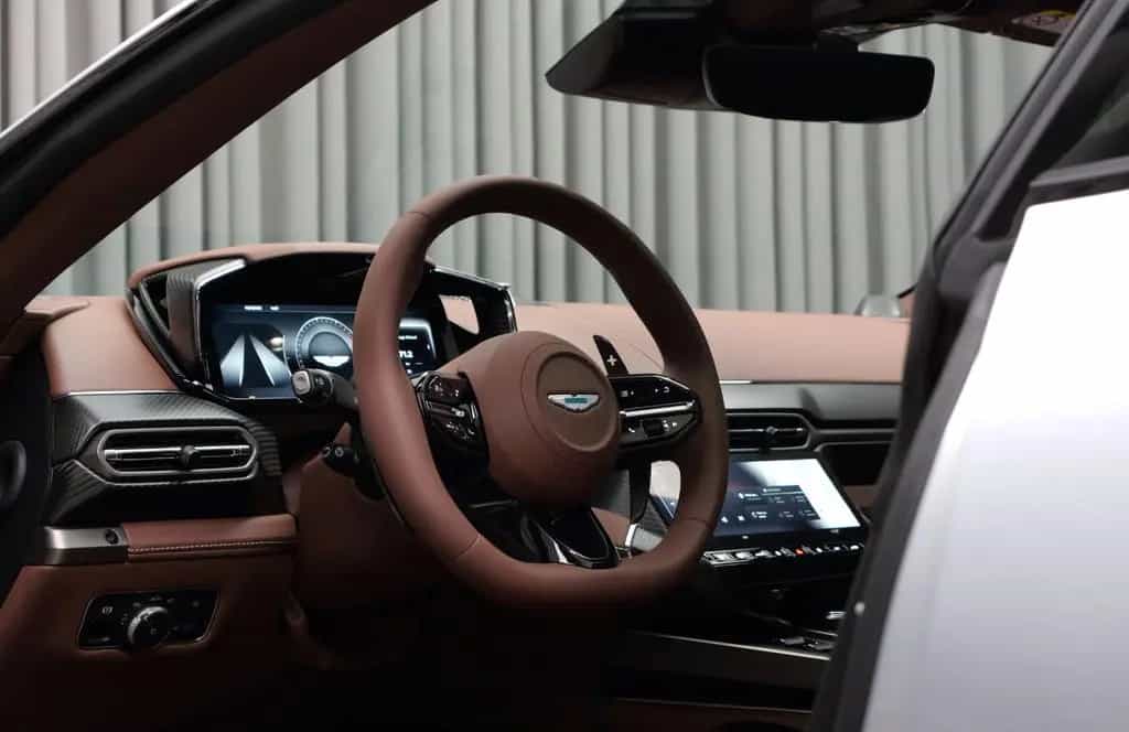 Aston Martin Vanquish 10/2024-photo-7