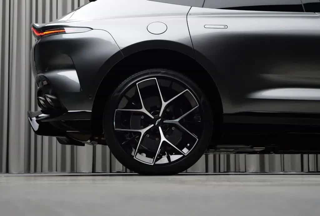 Aston Martin DBX707 02/2026-photo-14