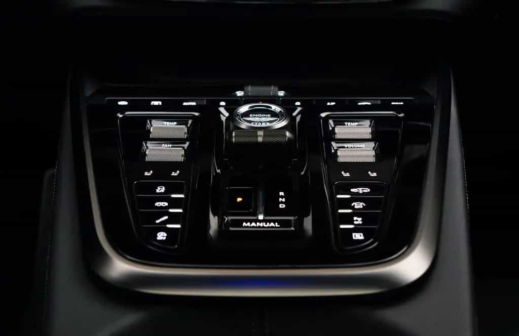 Aston Martin DBX707 02/2026-photo-19
