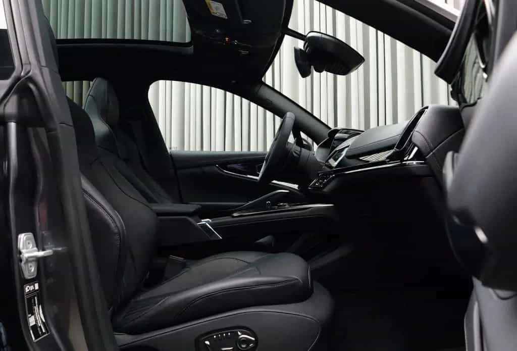 Aston Martin DBX707 02/2026-photo-2