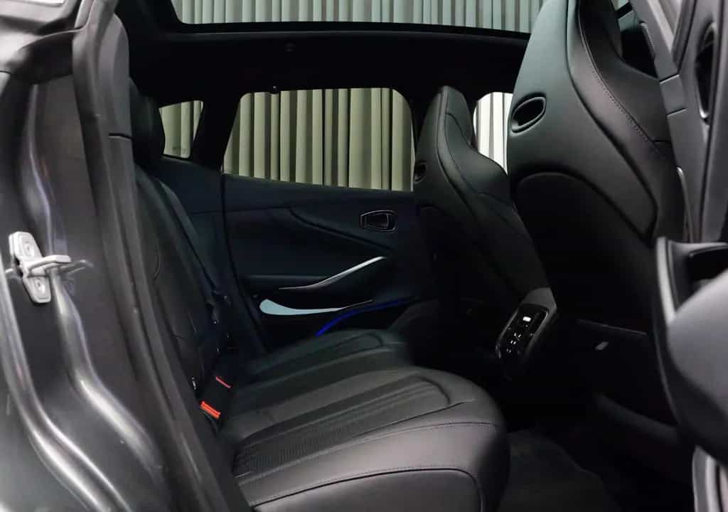 Aston Martin DBX707 02/2026-photo-4