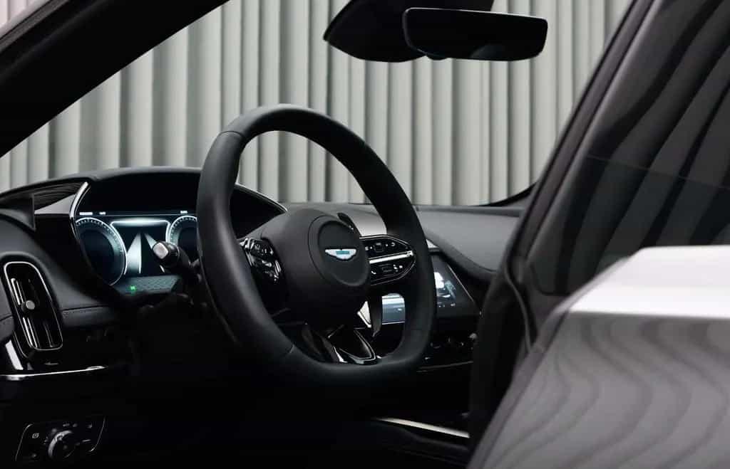 Aston Martin DBX707 02/2026-photo-5
