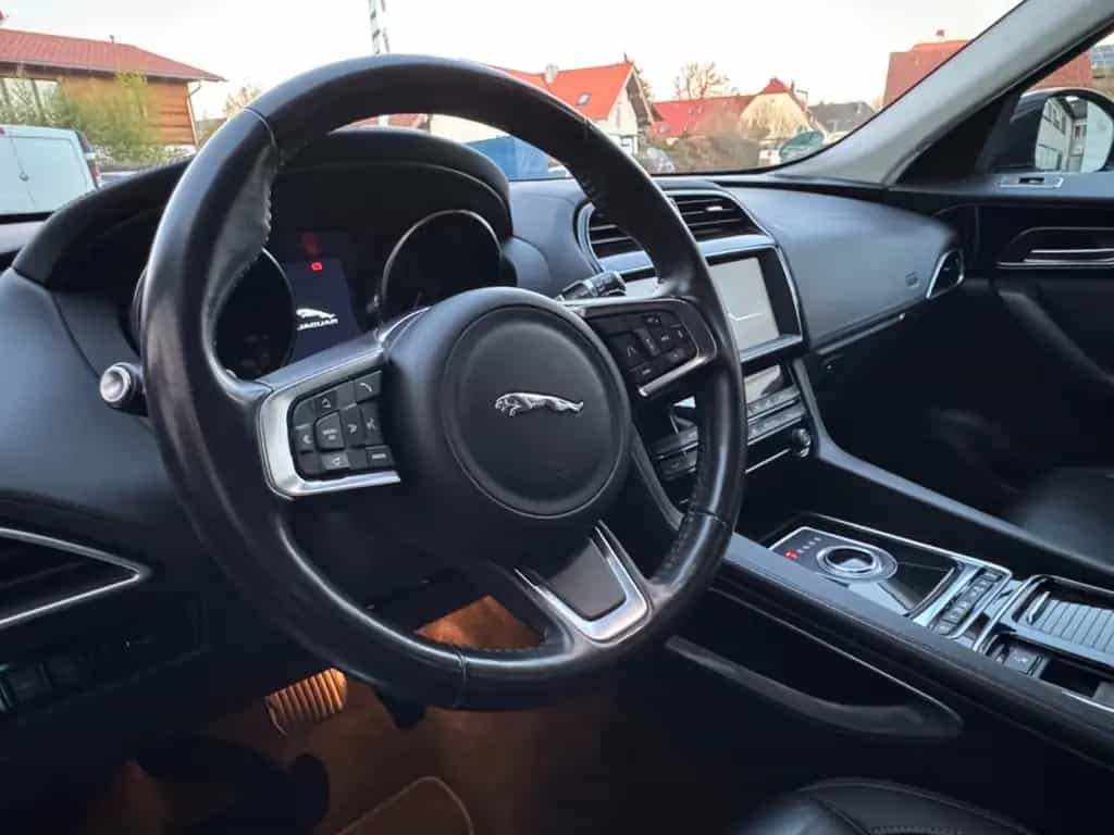 Jaguar F-Pace Prestige 30T AWD AUTOMATIK EURO 6 2. HAND 11/2018-photo-17