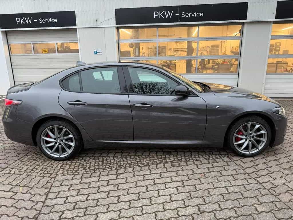 Alfa Romeo Giulia Ti Q4*SHZ*NAVi*Kamera* 11/2024-photo-3
