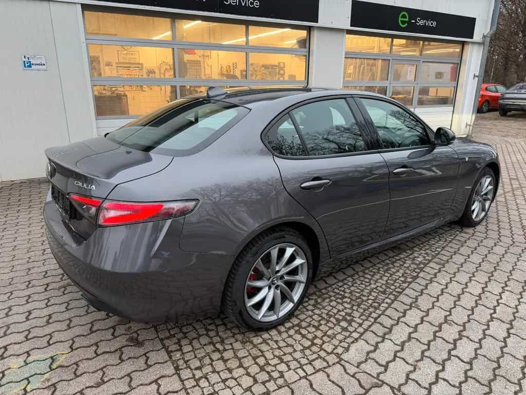 Alfa Romeo Giulia Ti Q4*SHZ*NAVi*Kamera* 11/2024-photo-4