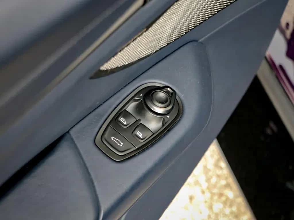 Aston Martin V8 Vantage Vantage 08/2025-photo-23