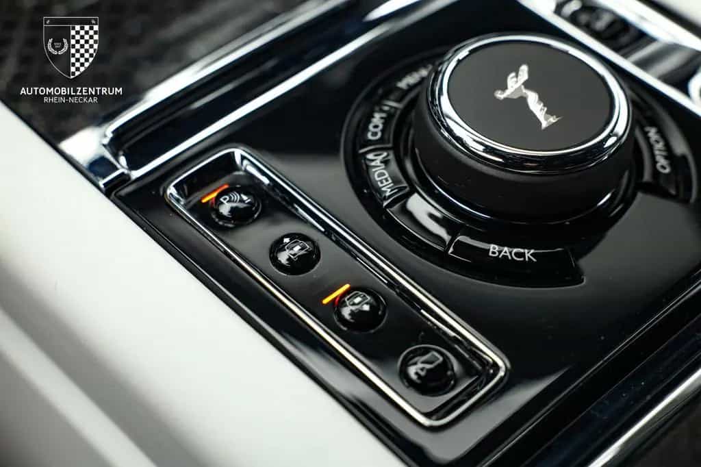 Rolls-Royce Cullinan Black Badge Starburst/RearSeat/Bespoke 03/2023-photo-24