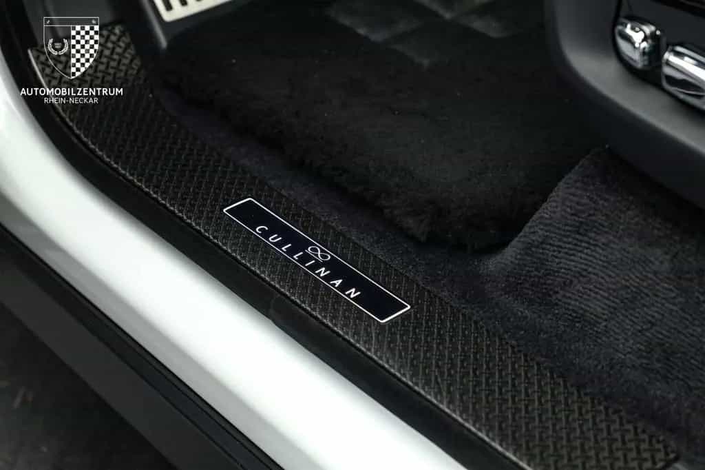 Rolls-Royce Cullinan Black Badge Starburst/RearSeat/Bespoke 03/2023-photo-33