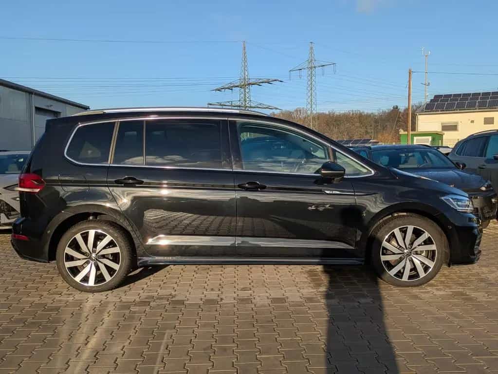 Volkswagen Touran 2.0 DSG R-Line Pano 7Si IQ.Dri AHK Matrix 07/2025-photo-1