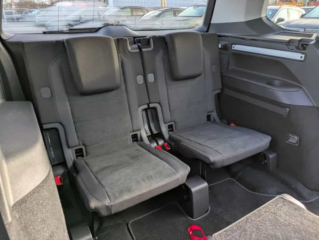 Volkswagen Touran 2.0 DSG R-Line Pano 7Si IQ.Dri AHK Matrix 07/2025-photo-15