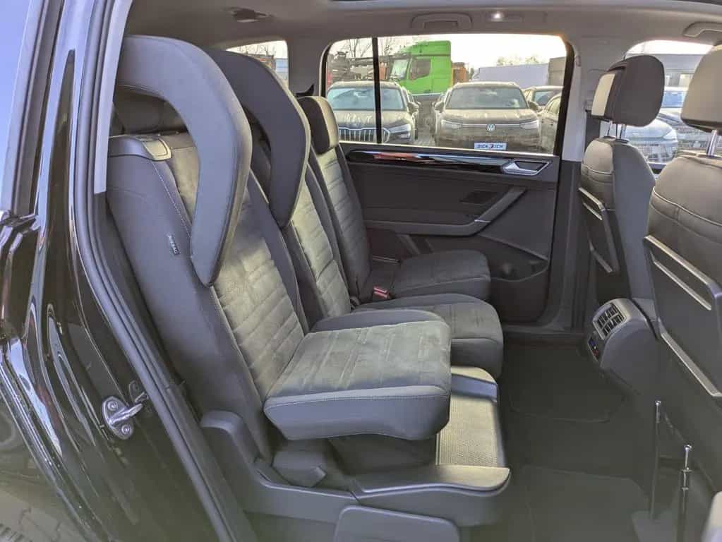 Volkswagen Touran 2.0 DSG R-Line Pano 7Si IQ.Dri AHK Matrix 07/2025-photo-16