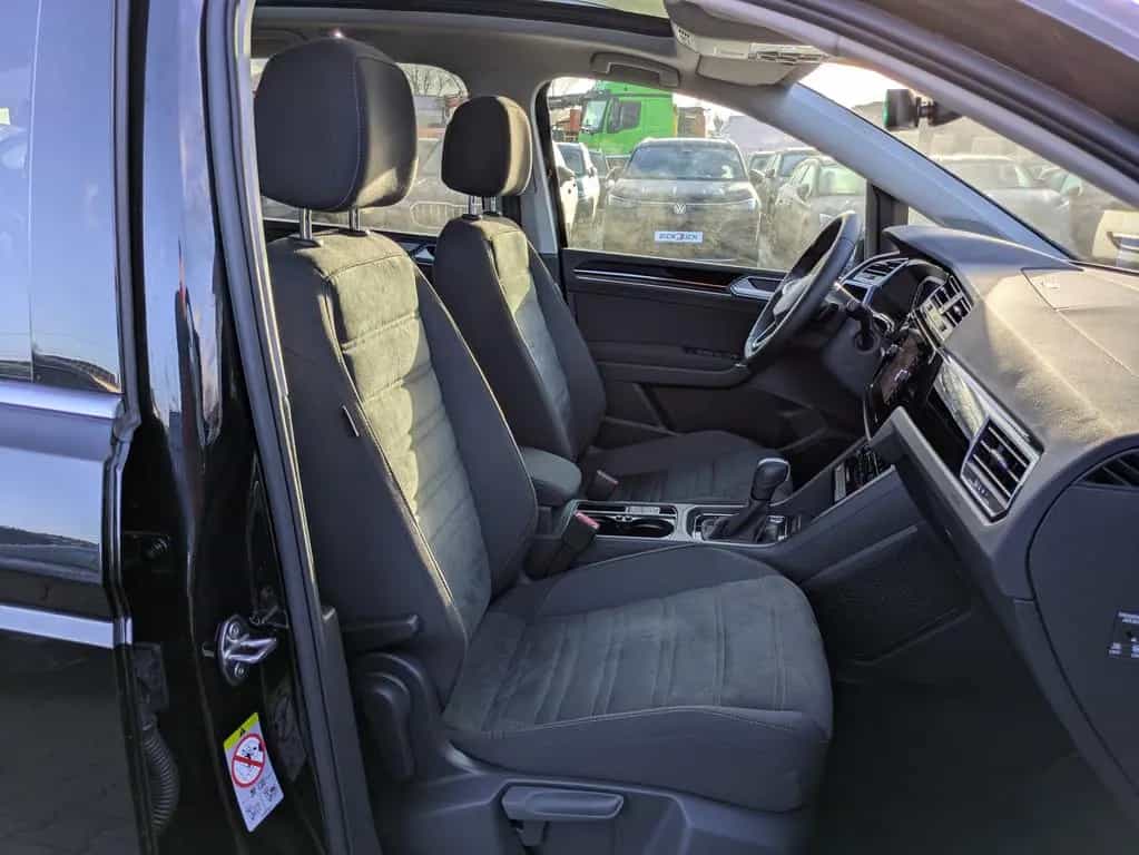 Volkswagen Touran 2.0 DSG R-Line Pano 7Si IQ.Dri AHK Matrix 07/2025-photo-17