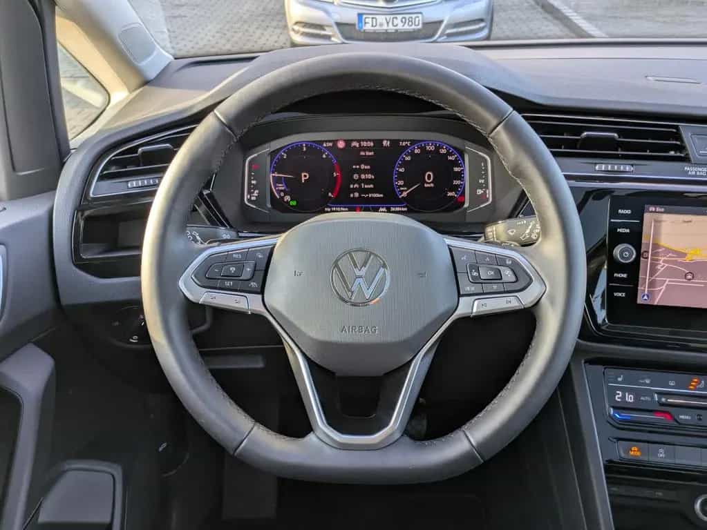 Volkswagen Touran 2.0 DSG R-Line Pano 7Si IQ.Dri AHK Matrix 07/2025-photo-20