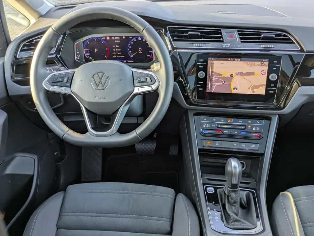Volkswagen Touran 2.0 DSG R-Line Pano 7Si IQ.Dri AHK Matrix 07/2025-photo-21