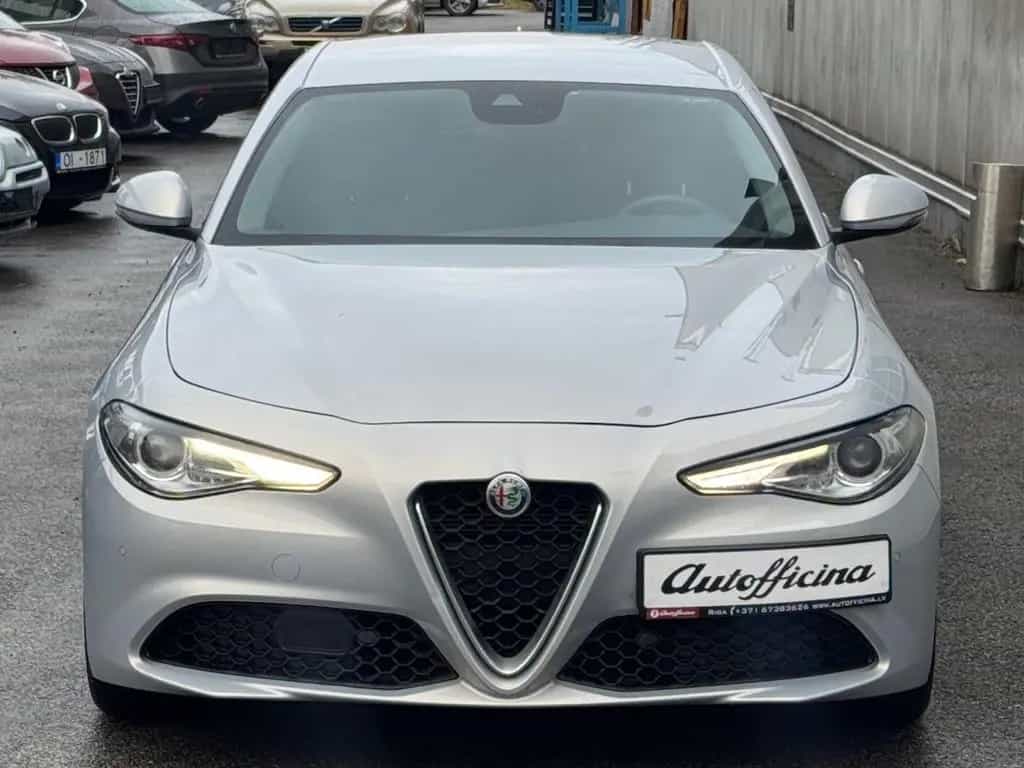 Alfa Romeo Giulia "Bianco Lunare" 10/2021-photo-1