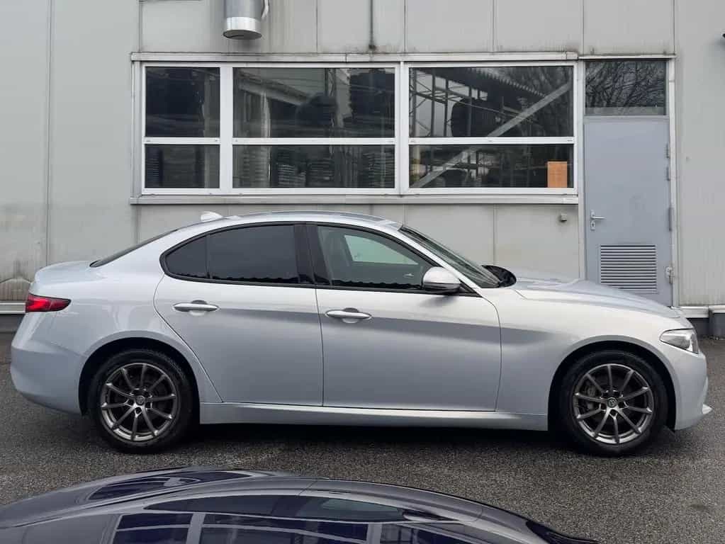 Alfa Romeo Giulia "Bianco Lunare" 10/2021-photo-3