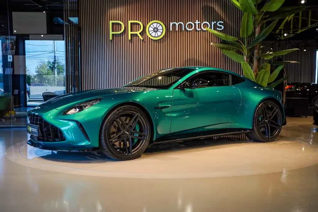 Aston Martin V8 Vantage Vantage 4.0 V8 Schalensitze / Podium Green / B&W 01/2025-photo-1