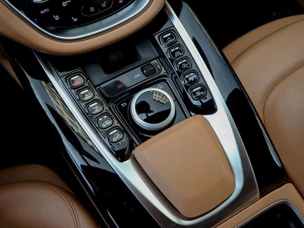 Aston Martin DBX 4.0 V8 04/2021-photo-17