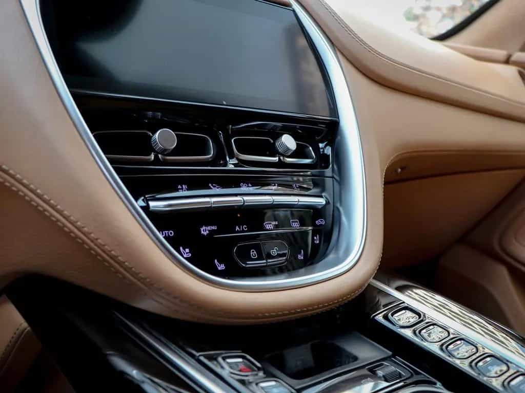Aston Martin DBX 4.0 V8 04/2021-photo-22