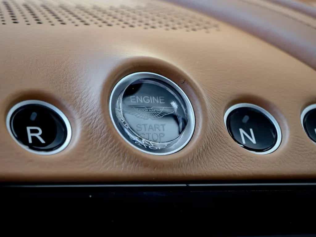 Aston Martin DBX 4.0 V8 04/2021-photo-23