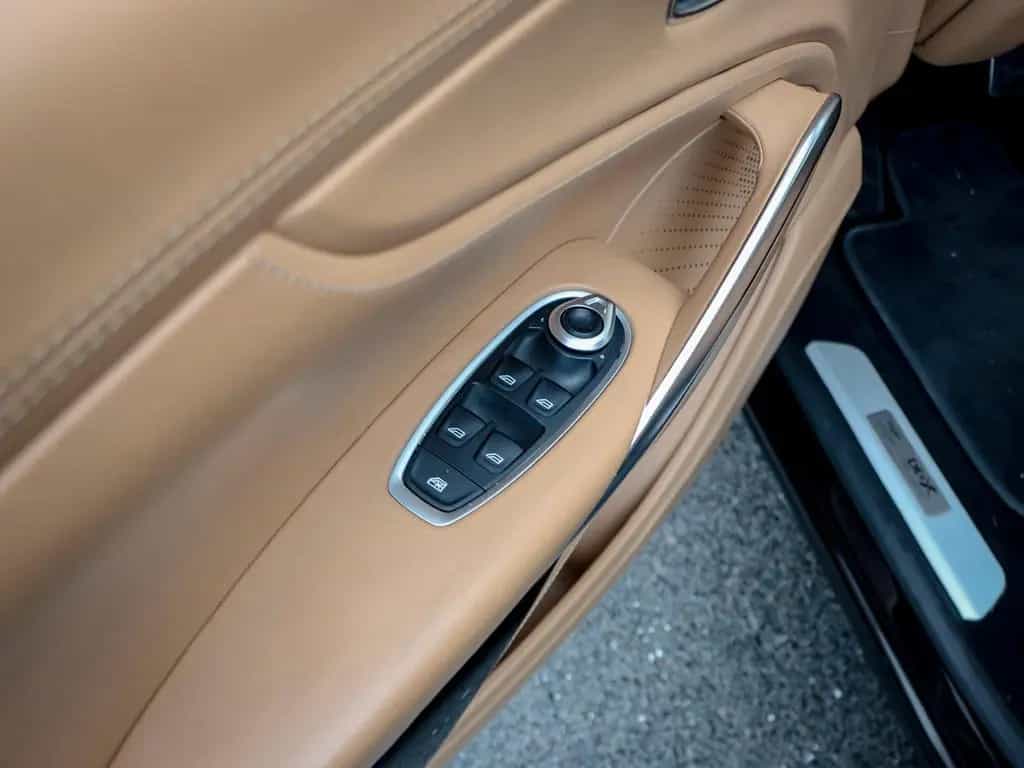 Aston Martin DBX 4.0 V8 04/2021-photo-26