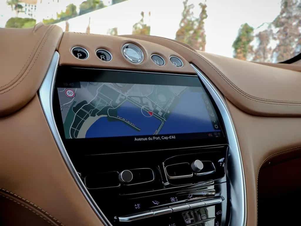 Aston Martin DBX 4.0 V8 04/2021-photo-32