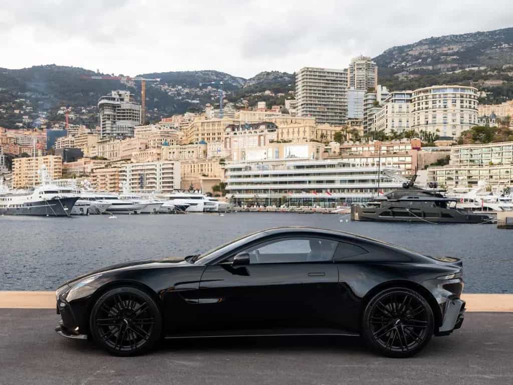 Aston Martin V8 Vantage Vantage null-photo-2