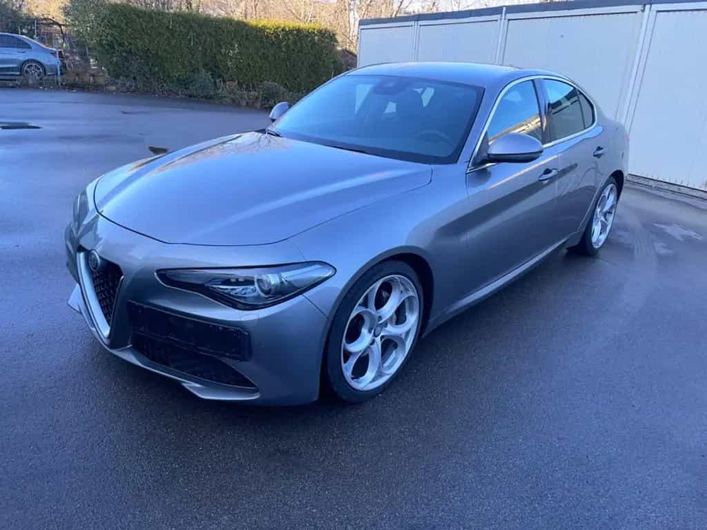 Alfa Romeo Giulia Super Q4 Klima PDC 2HD navi F1 Schaltung 11/2016-photo-1