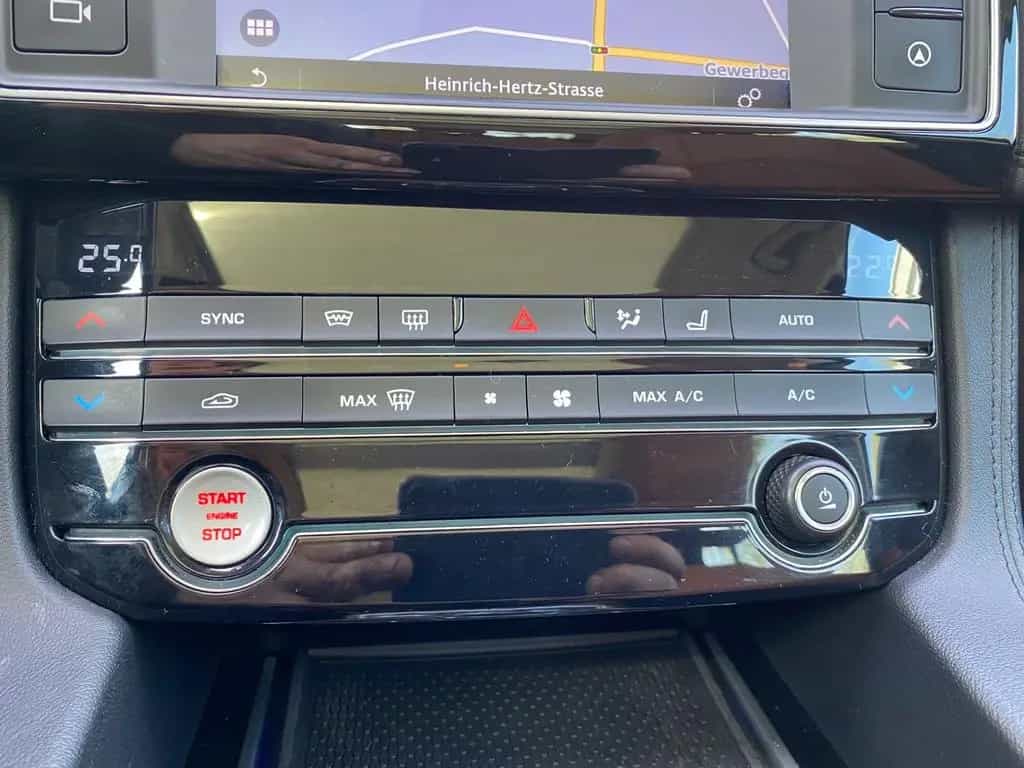 Jaguar F-Pace F-PACE Portfolio AWD*KEYLESS*MEMORY*LEDER 12/2017-photo-31