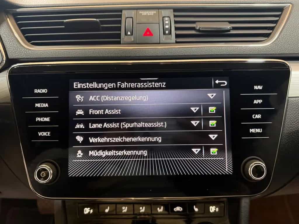 Skoda Superb Combi 2.0TDI DSG/ACC/el.HECK/CAM/18"/4xSHZ 06/2022-photo-21
