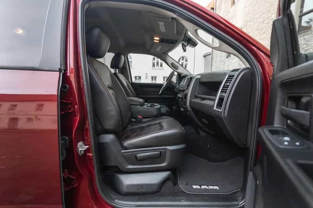 Dodge RAM Classic Express 3,6L LPG AHK KAM BTH LEDER 04/2020-photo-5
