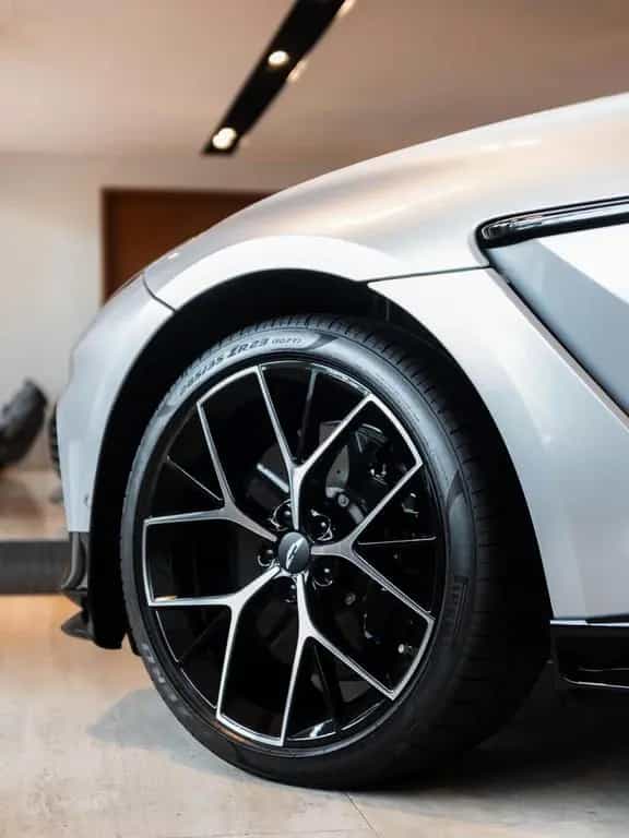 Aston Martin DBX 707 null-photo-9
