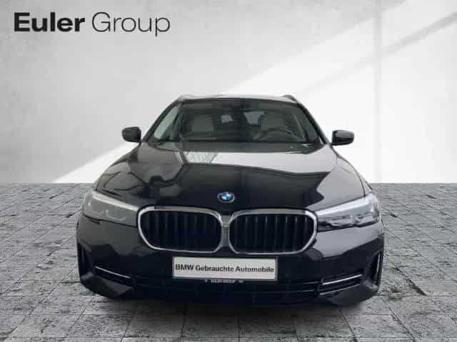 BMW 5 Series 520 d xDrive Tour HiFi Kamera HUD Ambiente Pano 08/2022-photo-1
