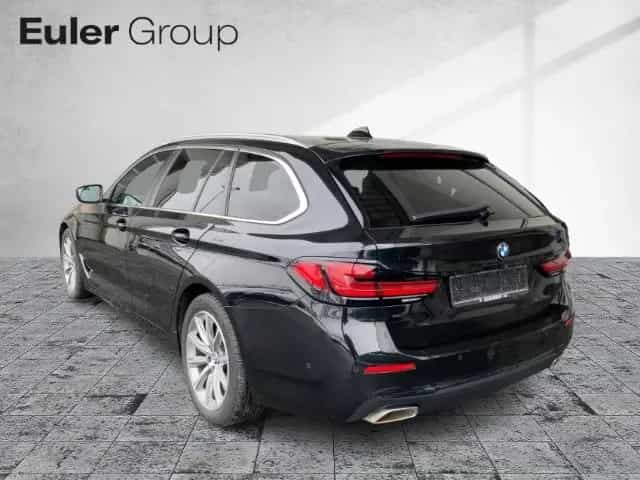 BMW 5 Series 520 d xDrive Tour HiFi Kamera HUD Ambiente Pano 08/2022-photo-3