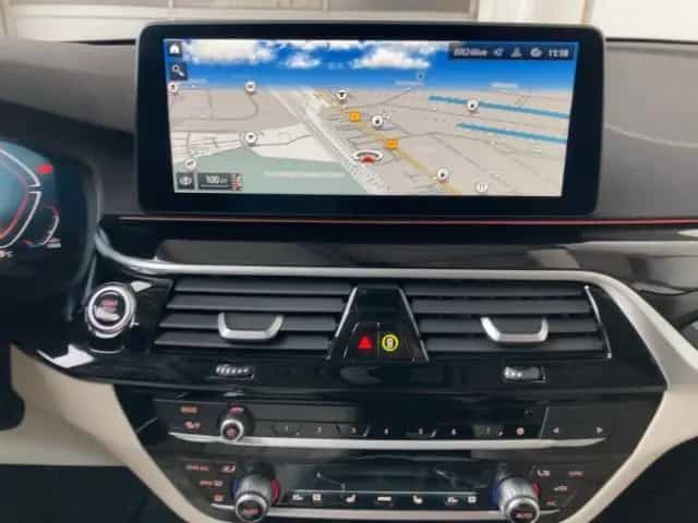 BMW 5 Series 520 d xDrive Tour HiFi Kamera HUD Ambiente Pano 08/2022-photo-8
