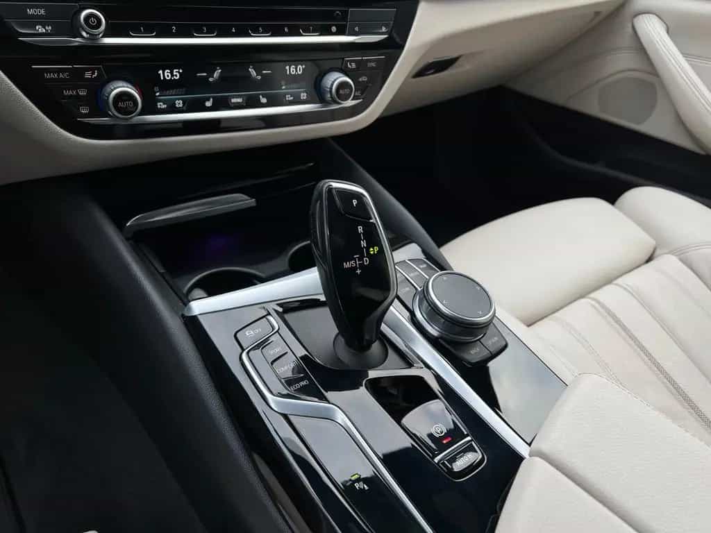 BMW 5 Touring 520d*1.Hand*LIVE*KAMERA*LEDER*HUD* 01/2021-photo-12