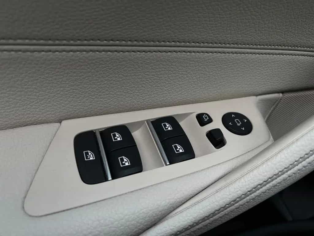 BMW 5 Touring 520d*1.Hand*LIVE*KAMERA*LEDER*HUD* 01/2021-photo-14