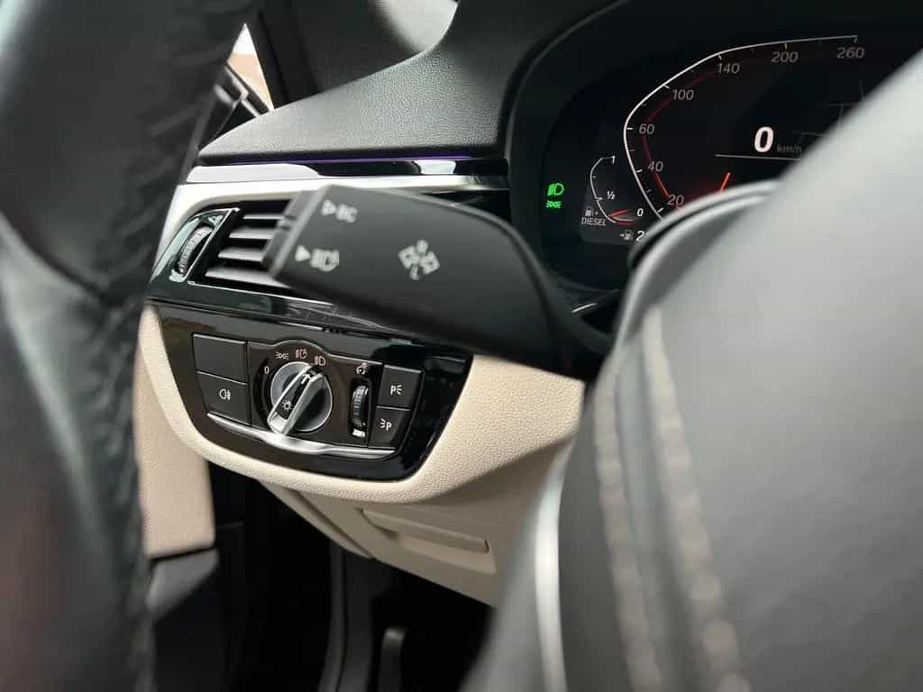 BMW 5 Touring 520d*1.Hand*LIVE*KAMERA*LEDER*HUD* 01/2021-photo-17