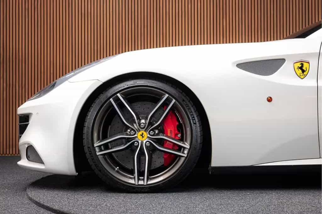 Ferrari FF 6.3 V12 Carbon Camera Lift Passengerdisplay 09/2012-photo-13