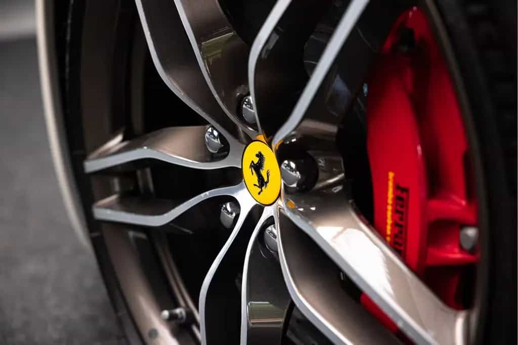 Ferrari FF 6.3 V12 Carbon Camera Lift Passengerdisplay 09/2012-photo-14