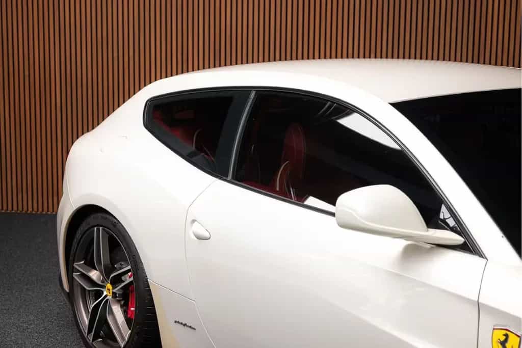 Ferrari FF 6.3 V12 Carbon Camera Lift Passengerdisplay 09/2012-photo-15