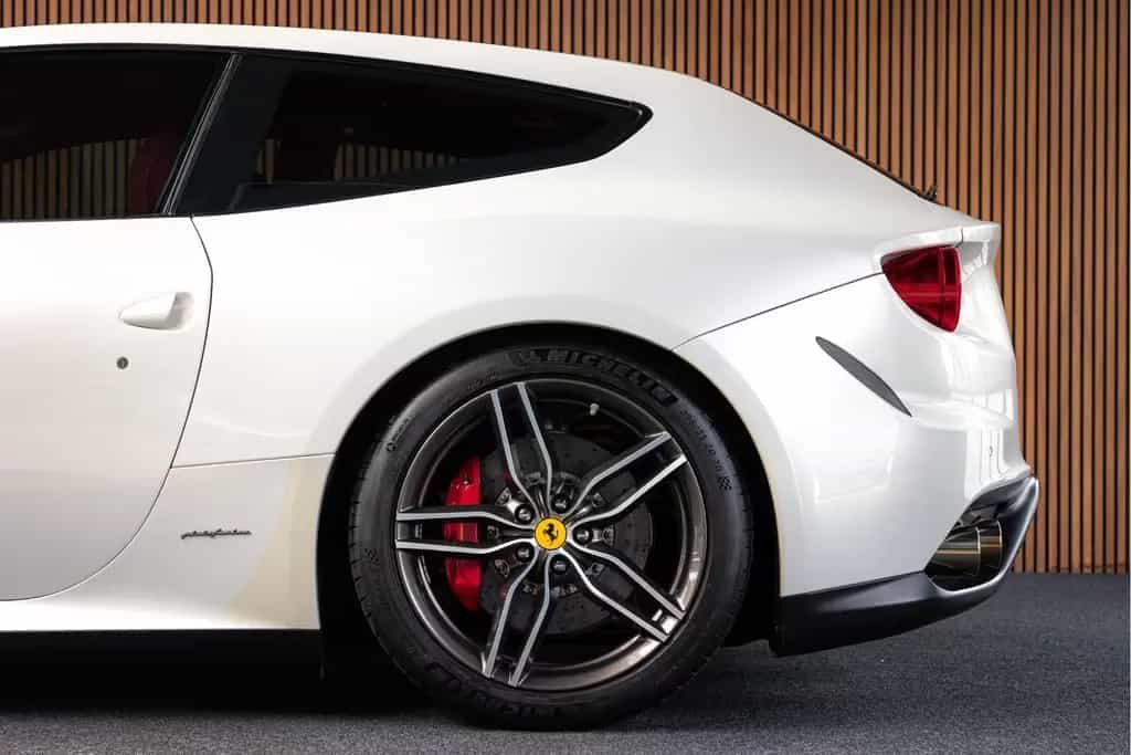 Ferrari FF 6.3 V12 Carbon Camera Lift Passengerdisplay 09/2012-photo-16
