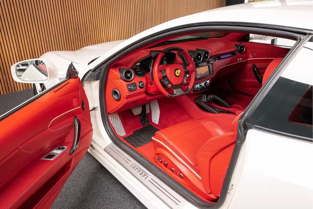 Ferrari FF 6.3 V12 Carbon Camera Lift Passengerdisplay 09/2012-photo-21