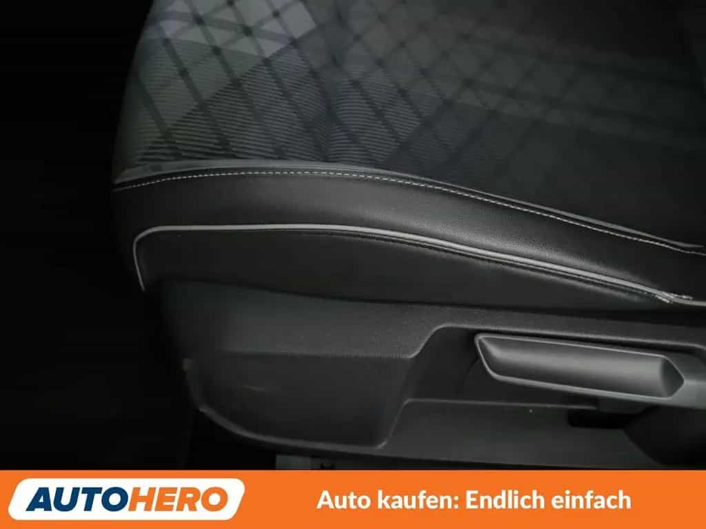 Volkswagen Golf VIII 1.5 eTSI ACT R-Line Aut.*NAVI*LED*ACC* 12/2020-photo-28