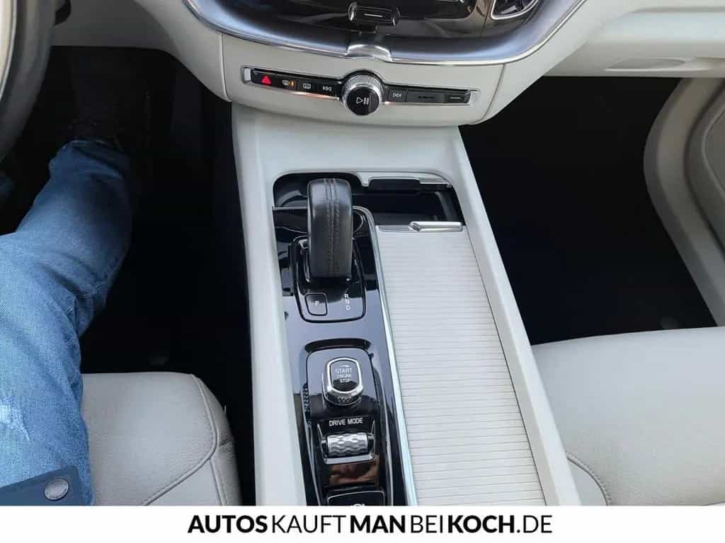 Volvo XC60 B5D AWD Momenentum Pro Kamera AHK Leder LED 03/2020-photo-9