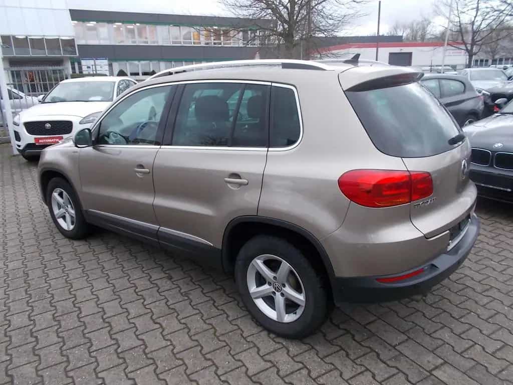 Volkswagen Tiguan Lounge AHK, Navi PANO-Dach, zus.Winterräd 08/2015-photo-6