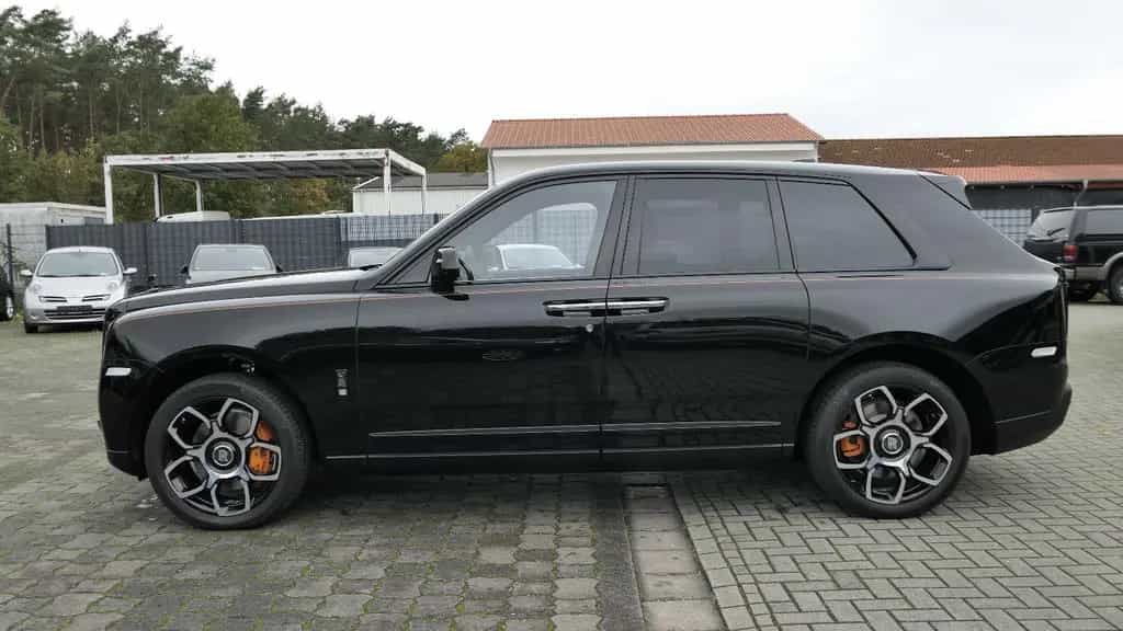 Rolls-Royce Cullinan Black Badge Bespoke/Starlight/MY2023 04/2023-photo-1